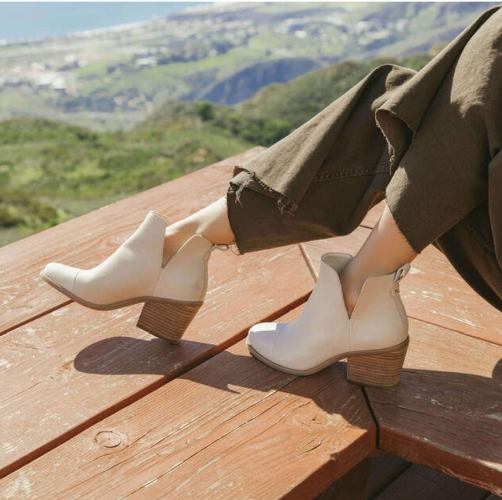 Toms Everly Cutout Boot in beige leather